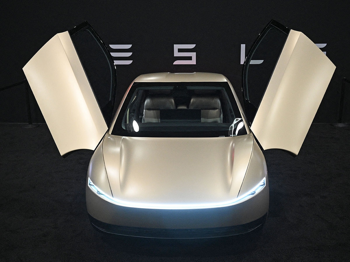 Tesla hiring for robotaxi test driver role in New York