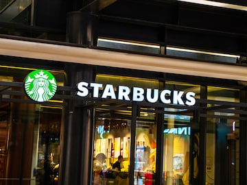 Starbucks shift on non-paying visitors stirs debate in US
