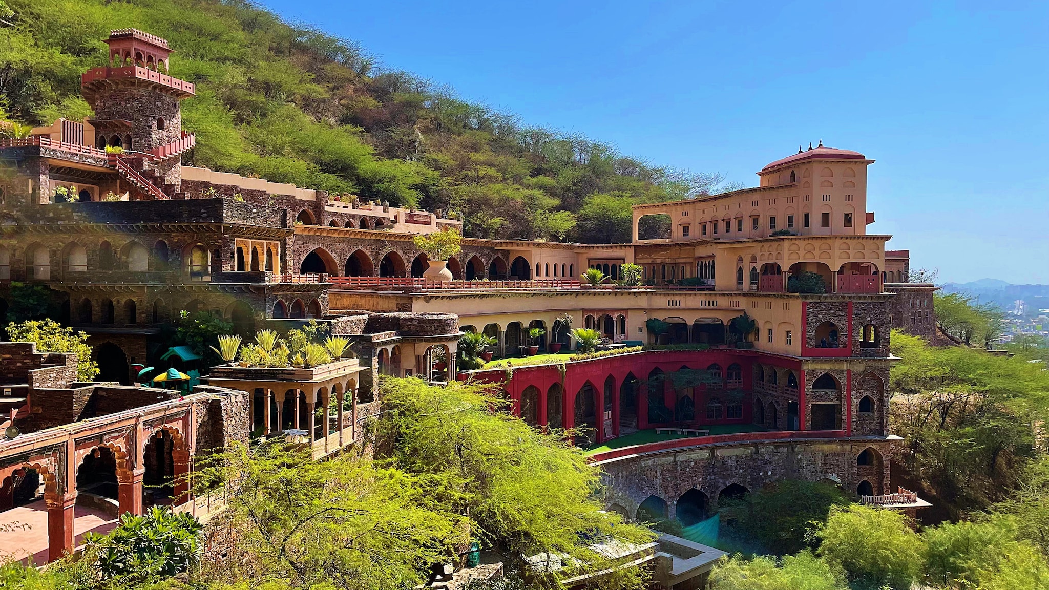  Neemrana Fort Palace, once a frontier outpost for the descendants of 12th-century Rajput king Prithviraj Chauhan III, was later transformed into a sprawling luxury heritage hotel.