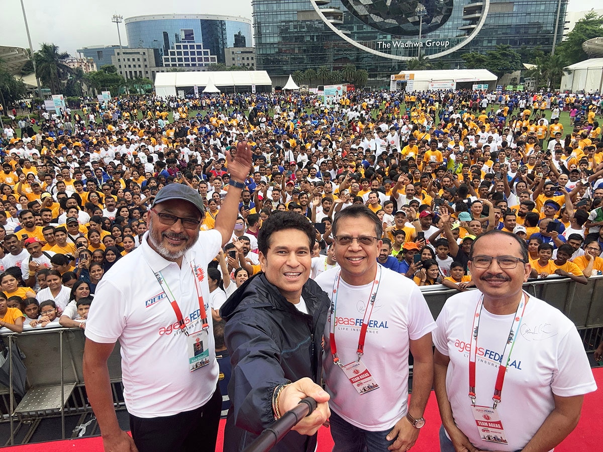  Sachin Tendulkar flags off the Ageas Federal Mumbai Half Marathon organised by NEB Sports. Image: Courtesy NEB Sports