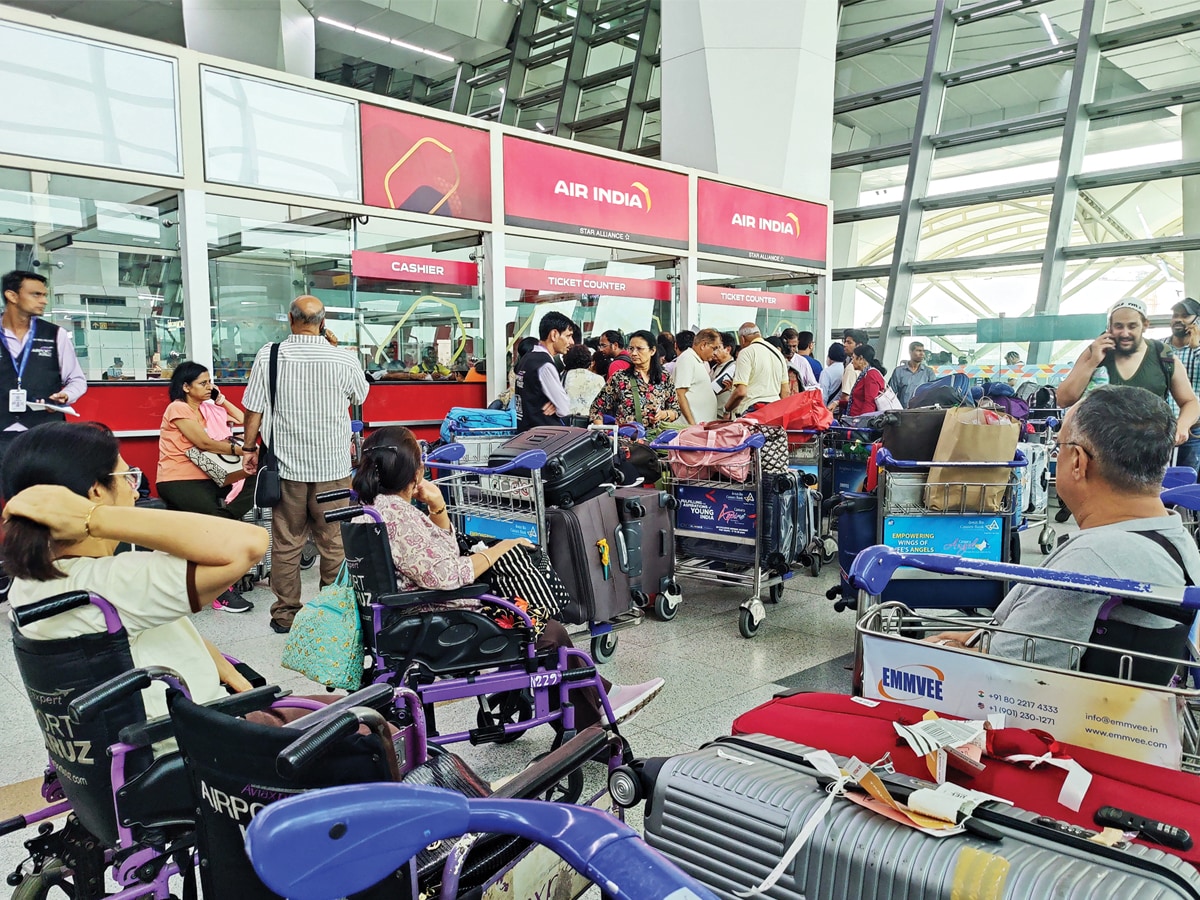 Passengers in front of an Air India ticket counter, as flights got delayed and cancelled in the wake of Israeli strikes on Iran
Image: Bhawika Chhabra / Reuters