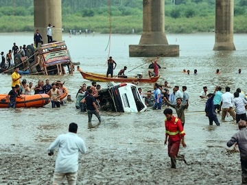 india_bridge_collapse_07900_bg