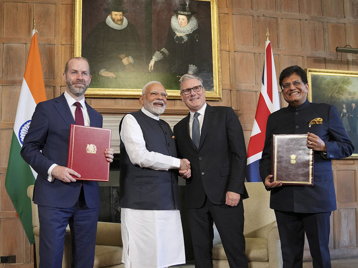 Photo of the day: India-UK sign FTA