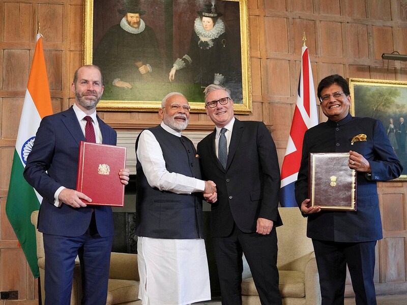 Photo of the day: India-UK sign FTA