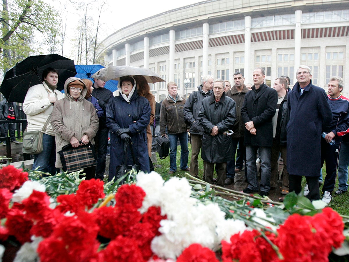 Dutch delegation (R) and relatives stand in a minute silence at the memorial to those who died in a stampede at Moscow's Luzhniki stadium October 20, 2007. At least 66 fans died in a stampede during the UEFA Cup match between FC Spartak Moscow and HFC Haarlem on October 20, 1982.  Image: Reuters/Sergei Karpukhin  (RUSSIA)