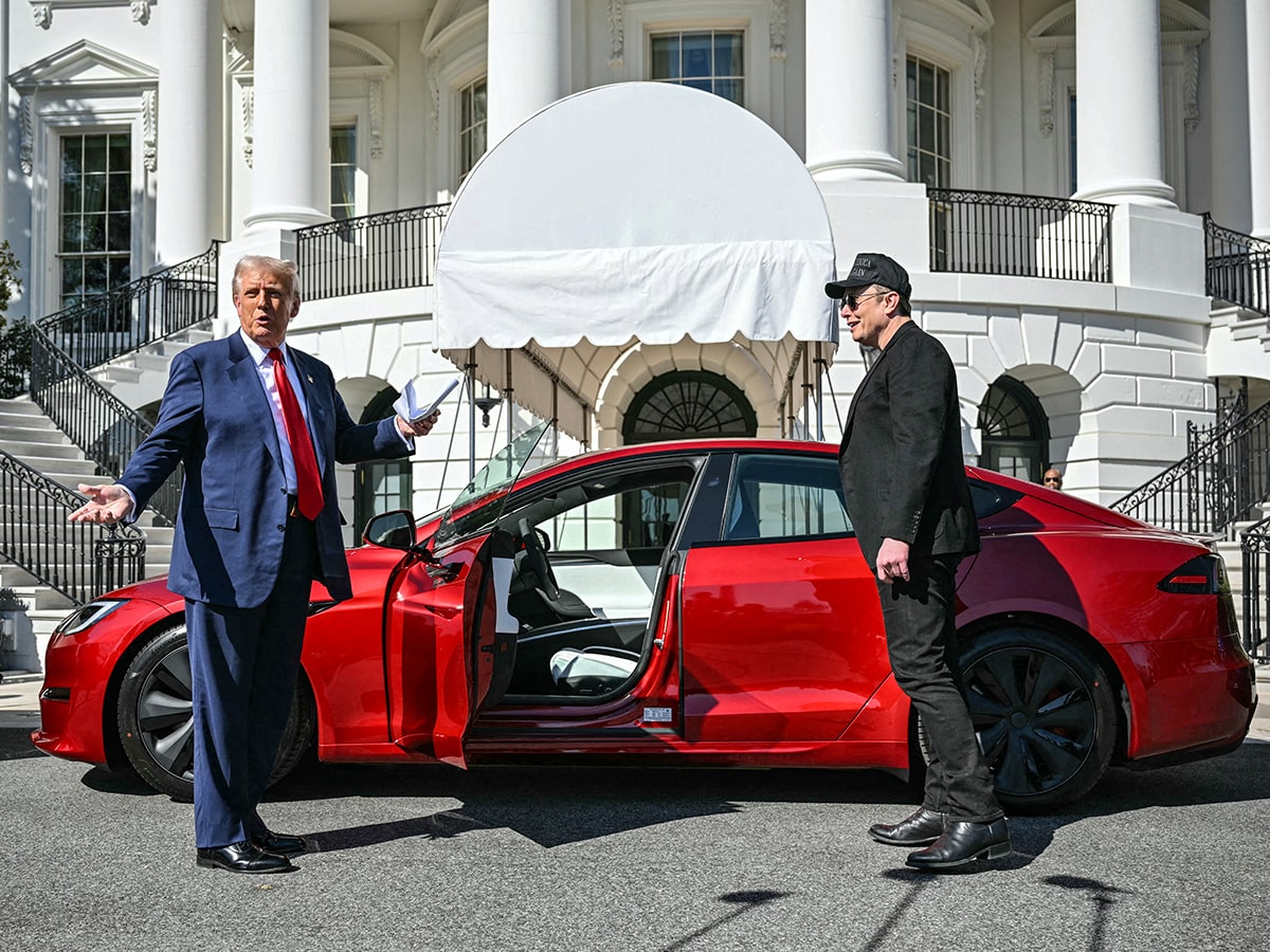 Photo of the Day: Biggest endorsement for Tesla