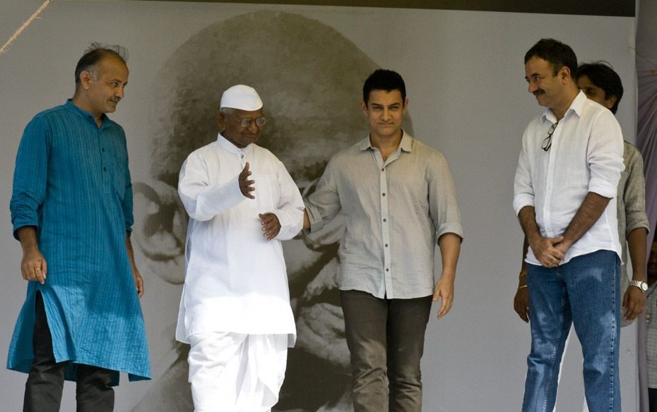 Actor Aamir Khan and film director Rajkumar Hirani on the stage with Anna at Ramlila to show their s