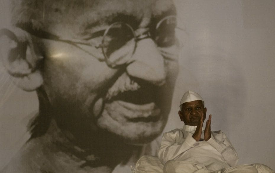 Anna claps to the beat of Ragupati Raghava Rajaram on the 12th day of his fast at the Ramlila ground