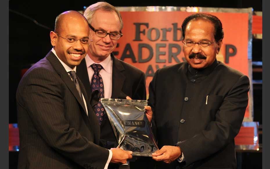 Veerappa Moily, Minister of Corporate Affairs presented Outstanding Start up award to Rahul Bhatia o