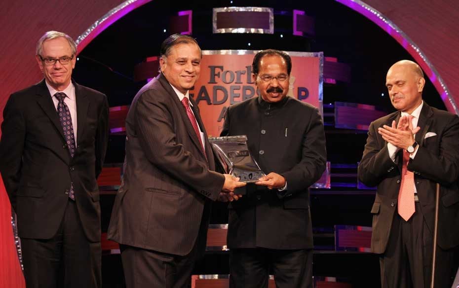 Veerappa Moily presents Best CEO-Public sector award to B.P. Rao, CMD of BHEL 