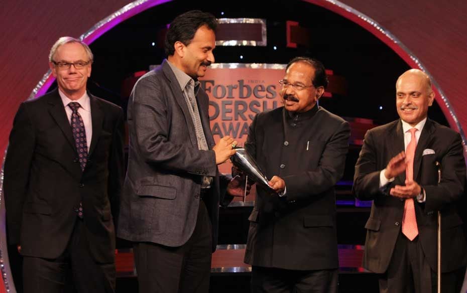 Veerappa Moily presents NextGen Entrepreneur for the year award to V. G. Siddhartha, founder of Cafe