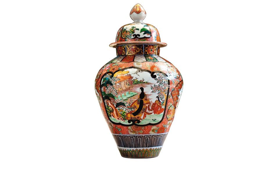 Beautifully hand painted and enamelled Japanese porcelain jar with lid. Imari. Meiji period. Mid/lat
