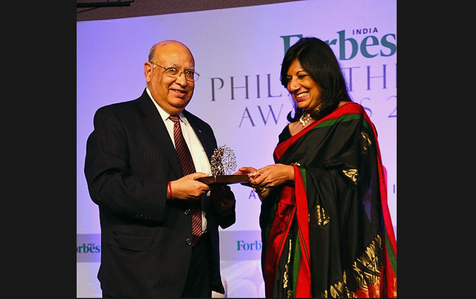 Lord Raj Loomba accepts the Distinguished Non-Resident philanthropist award from Kiran Mazumdar Shaw