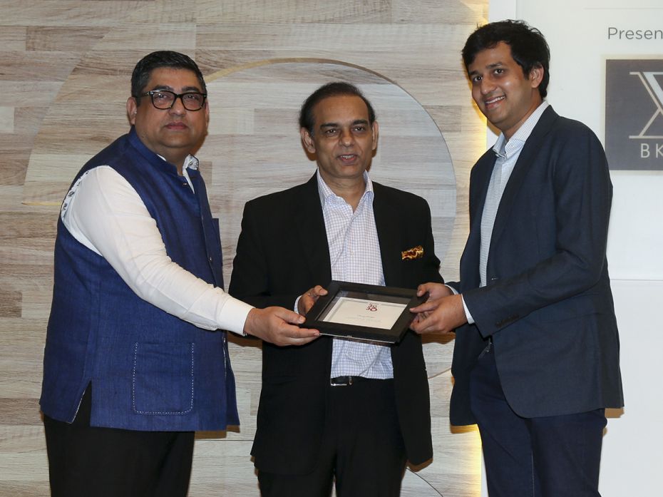 Anjan Chatterjee and Motilal Oswal felicitate Chirag Chhajer of Burma Burma                        