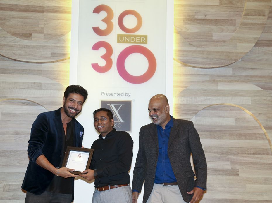 Ranveer Brar, Celebrity Chef felicitates Satish Kannan, Co-founder, DocsApp as Brian Carvalho, Edito