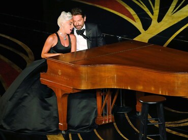 Lady Gaga and Bradley Cooper perform an electric rendition of ‘Shallow’, the marquee son