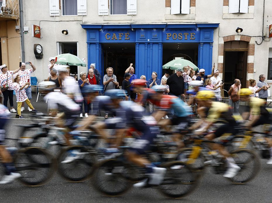 General view of cyclists in action as spectators cheer on during stage 4 from Dax to Nogaro, Tour de