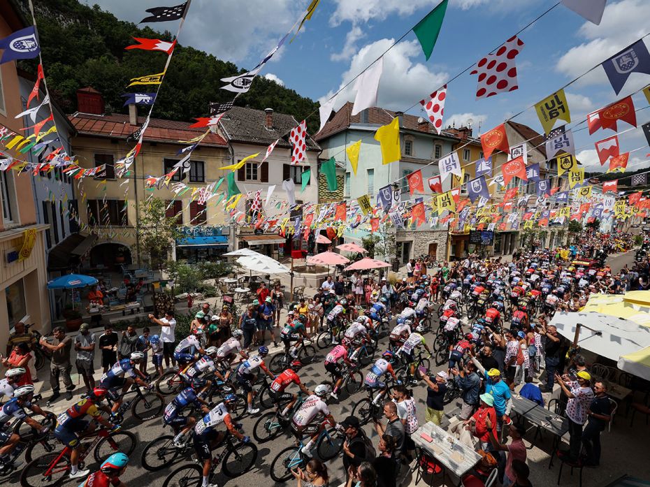 At the start of the 19th stage, a pack of riders between Moirans-en-Montagne and Poligny, Tour de Fr