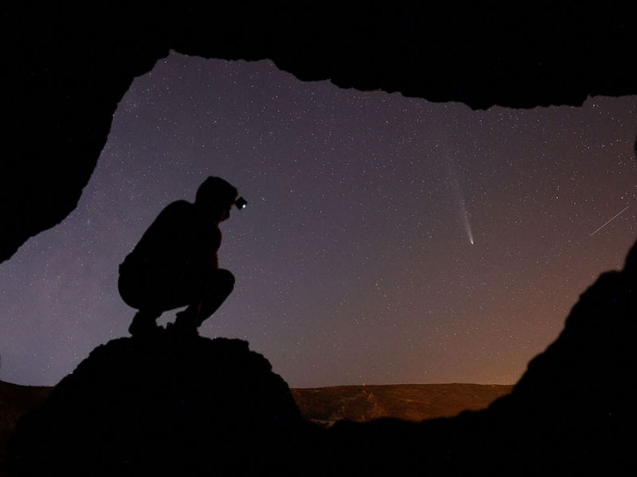 Eduardo Robaina observes the comet C/2023 A3 (Tsuchinshan-ATLAS) from inside a cave in Temisas on th