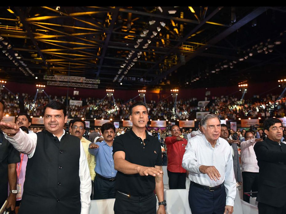 Maharashtra CM Devendra Fadnavis, Industrialist Ratan Tata and actor Akshay Kumar with students and 