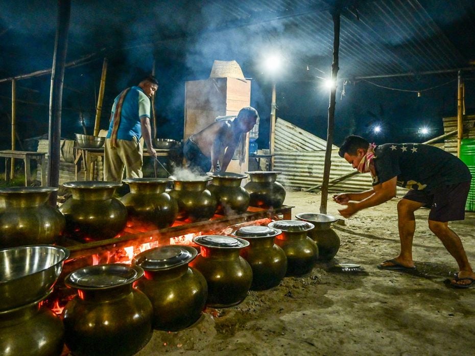 Volunteers from the Meiti ethnic group prepare a meal at a relief camp for internally displaced peop