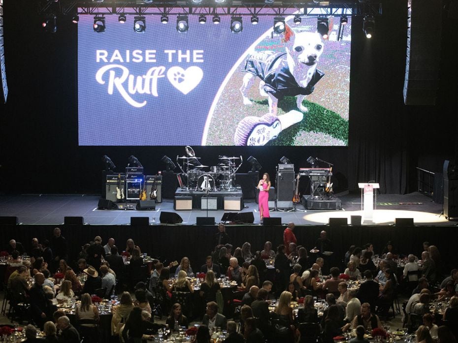 A fund-raising dinner gathers 4000 attendees and more than $400,000 in donations during the Rai