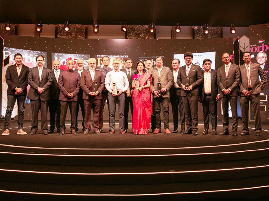 Winners of Forbes India Leadership Awards 2025 gather for a picture with the jury members and speake