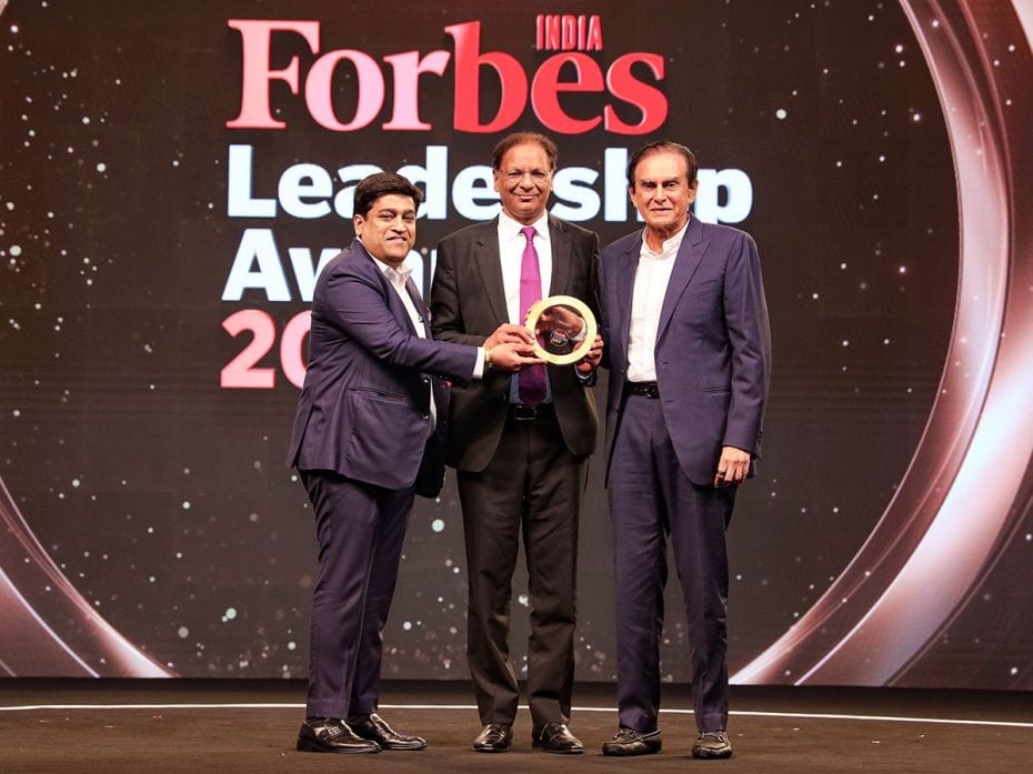 (L-R) Ashish Agarwal, MD & Country head, Jefferies India, Ajay Singh, Chairman and MD, SpiceJet,