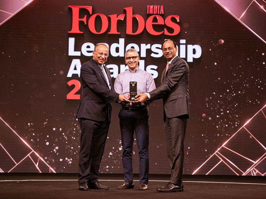 (L-R) Dr Praveer Sinha, CEO & MD, Tata Power Company Limited, Supam Maheshwari,Co-founder & 